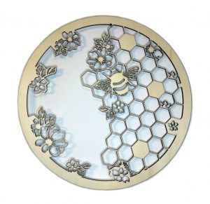 Obraz včely neprináša iba vizuálny zážitok, ale aj pocit prírodnej harmónie, pokoj a jemnú energiu. Keď si ho zavesíš na stenu, dodáš svojmu priestoru eleganciu, teplý nádych prírody a nadčasový detail, ktorý nikdy nestratí svoju pôvabnú jednoduchosť.