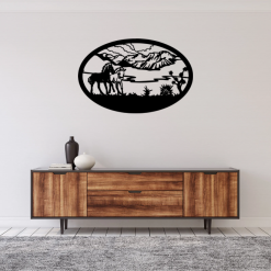 Obraz kone v prírode neprináša iba vizuálny zážitok, ale aj pocit pokoja, voľnosti a spojenia s divokou prírodou. Keď si ho zavesíš na stenu, dodáš svojmu priestoru eleganciu, harmóniu a atmosféru, ktorá nikdy nestratí svoj pôvab a nadčasovosť.