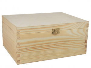 Drevená krabička z borovicového dreva v sebe spája funkčnosť, estetiku aj prírodnú krásu. Každý kus pôsobí originálne, nadčasovo a ponúka široké možnosti využitia.