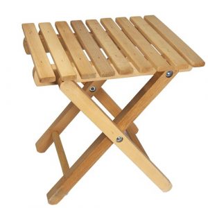 Naša malá skladacia stolička spája funkčnosť, komfort a krásu prírodného dreva, takže sa stáva nenahraditeľným doplnkom, ktorý poteší celú rodinu a zároveň dodá vášmu priestoru štýl a pohodlie.