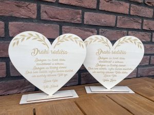 Toto drevené poďakovanie neprináša iba vizuálnu krásu, ale aj hlboký pocit vďaky a spojenia. Keď ho rodičom odovzdáš, obklopíš ich emóciami, ktoré nikdy nestratia svoju silu a zostanú navždy zapísané v ich srdciach.