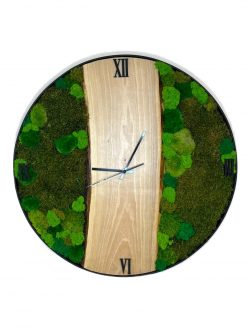 Táto dekorácia neukazuje iba hodiny, ale zároveň vytvára spojenie s prírodou. Keď ich zavesíš na stenu, prinesieš si do interiéru kúsok zelenej energie, ktorá nikdy nestratí svoju sviežosť.