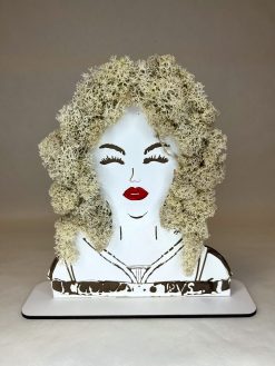 Táto dekorácia nepredstavuje iba vizuálnu krásu – prináša do priestoru pocit spojenia s prírodou, štipku hravosti a originálny prvok, ktorý nikdy nestratí svoj pôvab.