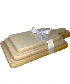 Tento set ti neprináša iba praktickú pomôcku, ale aj pocit spojenia s prírodou. Keď ho využívaš pri varení alebo servírovaní, vnášaš do svojho priestoru atmosféru prirodzenosti, pohody a poctivého remesla, ktorá si vždy zachová svoju hodnotu.