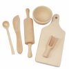 Tento drevený kuchynský set rozvíja zručnosti, podporuje tvorivosť a zároveň prináša radosť z hry. Deti sa s ním učia, tvoria a zabávajú, pričom každý moment hrania sa stáva vzácnym časom plným smiechu, objavovania a nových zážitkov. Navyše jeho nadčasový dizajn a kvalitné spracovanie zaručujú, že set bude obľúbenou súčasťou detskej izby po dlhé roky. Pre ešte osobitejší zážitok môžete set nechať personalizovať za príplatok 4€, napríklad vygravírovaním mena dieťaťa alebo krátkeho textu, čím sa stane jedinečným a nezameniteľným darčekom.