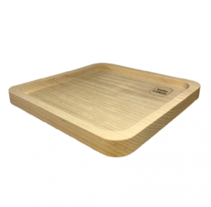 Tácka neprináša iba funkčnosť, ale aj vizuálnu krásu a pocit spojenia s prírodou. Keď ju položíš na stôl, okamžite obohatíš priestor energiou, ktorá nikdy nestratí svoju útulnosť.