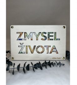 Naša drevená obálka na peniaze spája humor, praktickosť a estetiku, čím vytvára jedinečný a zároveň zmysluplný darček, ktorý poteší každého a zanechá dlhodobý dojem. Vložte peniaze, pridajte osobný dotyk a prekvapte svojich blízkych štýlovo a originálne.