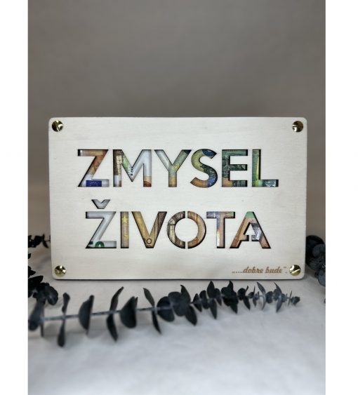 Naša drevená obálka na peniaze spája humor, praktickosť a estetiku, čím vytvára jedinečný a zároveň zmysluplný darček, ktorý poteší každého a zanechá dlhodobý dojem. Vložte peniaze, pridajte osobný dotyk a prekvapte svojich blízkych štýlovo a originálne.