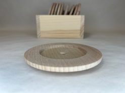 Táto podložka neprináša iba ochranu stola, ale aj príjemný dotyk prírody. Keď si na ňu položíš šálku, vychutnáš si chvíľu pohody s pocitom, že ťa obklopuje teplo a prirodzenosť dreva.