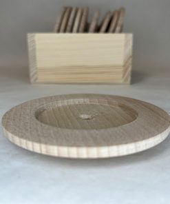 Táto podložka neprináša iba ochranu stola, ale aj príjemný dotyk prírody. Keď si na ňu položíš šálku, vychutnáš si chvíľu pohody s pocitom, že ťa obklopuje teplo a prirodzenosť dreva.