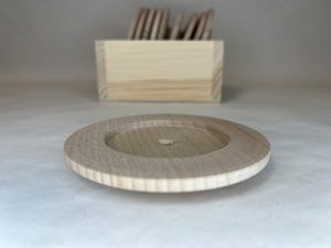 Táto podložka neprináša iba ochranu stola, ale aj príjemný dotyk prírody. Keď si na ňu položíš šálku, vychutnáš si chvíľu pohody s pocitom, že ťa obklopuje teplo a prirodzenosť dreva.