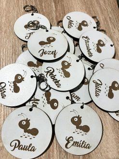 Naša personalizovaná drevená kľúčenka Mravčekovia nie je len obyčajný predmet. Spája estetiku, funkčnosť a osobný význam. Prináša radosť, uľahčuje každodenné používanie kľúčov a zároveň slúži ako milý darček či spomienkový predmet, ktorý si každý rád uchová.