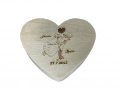 Naša drevená krabička na obrúčky v tvare srdca spája eleganciu, praktickosť a osobitý štýl, ktorý spríjemní váš svadobný deň a zároveň vytvorí nezabudnuteľnú spomienku na najkrajšie okamihy.