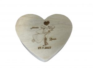 Naša drevená krabička na obrúčky v tvare srdca spája eleganciu, praktickosť a osobitý štýl, ktorý spríjemní váš svadobný deň a zároveň vytvorí nezabudnuteľnú spomienku na najkrajšie okamihy.