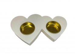 Tento podnos v tvare dvojsrdca prinesie do vášho domova hrejivé svetlo, romantický šarm a nadčasový dizajn. Svojím symbolickým tvarom aj elegantným prevedením si ľahko získa miesto v každej domácnosti – či už ako každodenná dekorácia, originálny darček alebo detail, ktorý spríjemní spoločné chvíle.