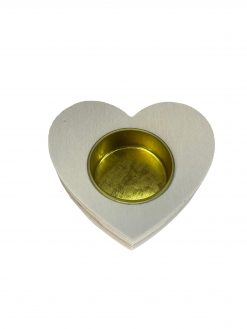 Tento svietnik v tvare srdca prináša do vášho priestoru hrejivé svetlo, romantický šarm a nadčasový dizajn. Ľahko si nájde svoje miesto v domácnosti – či už ako dekorácia na stôl, ako originálny darček pre blízkeho, alebo ako kreatívny projekt, do ktorého vložíte vlastnú fantáziu.