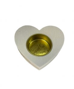 Tento svietnik v tvare srdca prináša do vášho priestoru hrejivé svetlo, romantický šarm a nadčasový dizajn. Ľahko si nájde svoje miesto v domácnosti – či už ako dekorácia na stôl, ako originálny darček pre blízkeho, alebo ako kreatívny projekt, do ktorého vložíte vlastnú fantáziu.