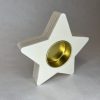 Tento svietnik v tvare hviezdy prináša do vášho priestoru hrejivé svetlo, prírodný šarm a nadčasový dizajn. Okamžite si nájde svoje miesto u vás doma – či už ako dekorácia, alebo ako osobný darček pre niekoho blízkeho. 
