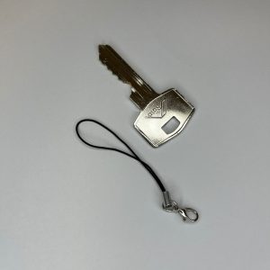 Šnúrka na kľúčenku so zapínaním, Dĺžka 7 cm. Ideálne na výrobu príveskov, kľúčeniek či doplnkov na mobil.