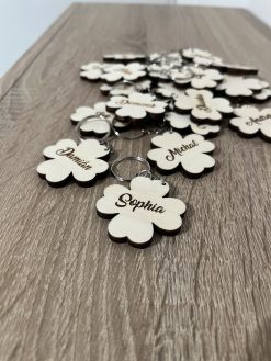 Naša drevená kľúčenka v tvare štvorlístka nie je len obyčajný doplnok. Je to malý kúsok radosti, ktorý deti nosia každý deň so sebou. Spojuje v sebe funkčnosť, symboliku aj krásu prírodného materiálu a zároveň prináša radosť z personalizácie. Ak hľadáte originálny darček, ktorý má dušu, táto kľúčenka je tou správnou voľbou.