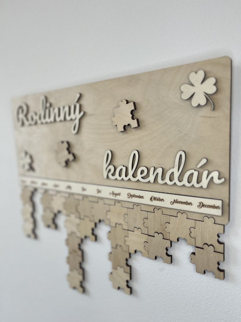 Náš rodinný kalendár nie je len praktickou pomôckou. Predstavuje spojenie estetiky, tradície a spomienok, ktoré pretrvajú. Spríjemní každý deň, uľahčí vám organizáciu a zároveň prinesie kúsok domova, ktorý bude mať pre vás a vašu rodinu osobitý význam.