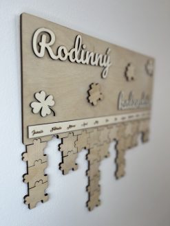 Náš rodinný kalendár nie je len praktickou pomôckou. Predstavuje spojenie estetiky, tradície a spomienok, ktoré pretrvajú. Spríjemní každý deň, uľahčí vám organizáciu a zároveň prinesie kúsok domova, ktorý bude mať pre vás a vašu rodinu osobitý význam.