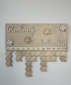 Náš rodinný kalendár nie je len praktickou pomôckou. Predstavuje spojenie estetiky, tradície a spomienok, ktoré pretrvajú. Spríjemní každý deň, uľahčí vám organizáciu a zároveň prinesie kúsok domova, ktorý bude mať pre vás a vašu rodinu osobitý význam.
