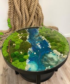 Originálny ručne vyrábaný stôl s prírodným machom, kamienkami, drevom a epoxidovou riekou. Každý kus je originál. Výroba trvá približne 14 pracovných dní.