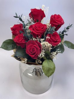 Stabilizovaná kytica Virela je silná, výrazná a nezabudnuteľná. Vášnivá klasika v sýtočervenej farbe. Môžete si ju vyskladať z 3 až 10 ruží.