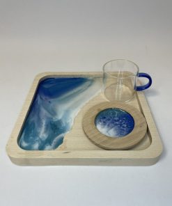 Drevená tácka a podšálka s epoxidom – dizajnový set, ktorý posunie tvoje kávové rituály na nový level. A ten pohárik za 3 €? Totálna čerešnička!