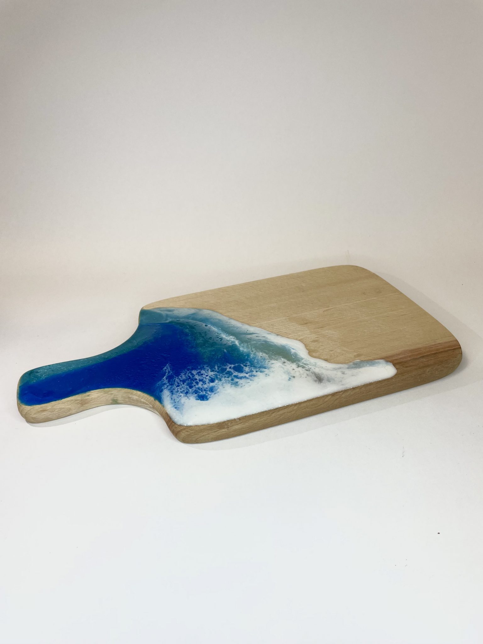 Naša okrasná drevená doska s epoxidom nie je len obyčajný doplnok. Je to spojenie prírody a mora, ktoré vnesie do tvojho domova jedinečnú atmosféru a radosť pri každom pohľade.