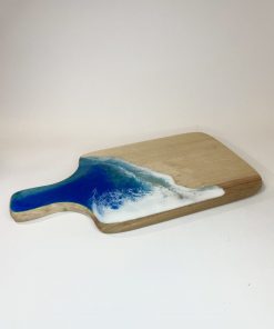Naša okrasná drevená doska s epoxidom nie je len obyčajný doplnok. Je to spojenie prírody a mora, ktoré vnesie do tvojho domova jedinečnú atmosféru a radosť pri každom pohľade.