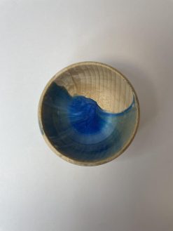Naša epoxidová drevená miska nie je len obyčajný produkt. Je to dizajnový kúsok, ktorý spája prírodu, eleganciu a praktickosť. Ozdobí váš domov, poteší ako dar a stane sa neprehliadnuteľným detailom v každom interiéri.