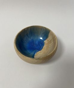 Naša epoxidová drevená miska nie je len obyčajný produkt. Je to dizajnový kúsok, ktorý spája prírodu, eleganciu a praktickosť. Ozdobí váš domov, poteší ako dar a stane sa neprehliadnuteľným detailom v každom interiéri.