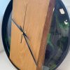 Naše nástenné hodiny nie sú len obyčajným ukazovateľom času. Predstavujú spojenie prírody, remesla a moderného dizajnu, ktoré spríjemní každý priestor a zároveň poslúži ako originálny a štýlový doplnok do vášho domova alebo kancelárie.