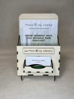 Štýlový drevený stojan na vizitky a letáky – ideálny doplnok do showroomu alebo na výstavy. Gravírované logo dodáva osobitosť a profesionalitu.