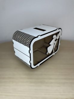 Naša svadobná pokladnička nie je len obyčajný produkt, ale aj symbol, ktorý spája estetiku, funkčnosť a spomienku na výnimočný okamih. S ňou získate doplnok, ktorý spríjemní svadobný deň a stane sa originálnym darom pre mladomanželov.