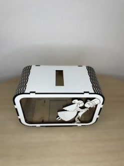 Naša svadobná pokladnička nie je len obyčajný produkt, ale aj symbol, ktorý spája estetiku, funkčnosť a spomienku na výnimočný okamih. S ňou získate doplnok, ktorý spríjemní svadobný deň a stane sa originálnym darom pre mladomanželov.