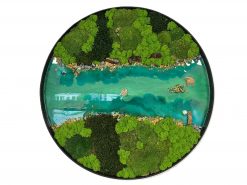 Elegantný machový kruh s epoxidovou živicou je jedinečná dekorácia do každého interiéru. Kombinuje prírodný stabilizovaný mach a moderný dizajn. Rám z ABS plastu a OSB dosky vo farbách hnedá, čierna alebo biela. Ideálny doplnok do obývačky, kancelárie či na stenu v chodbe.