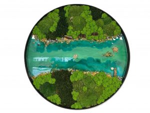 Elegantný machový kruh s epoxidovou živicou je jedinečná dekorácia do každého interiéru. Kombinuje prírodný stabilizovaný mach a moderný dizajn. Rám z ABS plastu a OSB dosky vo farbách hnedá, čierna alebo biela. Ideálny doplnok do obývačky, kancelárie či na stenu v chodbe.