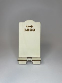 Náš drevený stojan na mobil nie je len obyčajný doplnok. Predstavuje spojenie funkčnosti, estetiky a osobného odkazu. Spríjemní tvoju prácu, skrášli priestor a zároveň poslúži ako originálny darček, ktorý má skutočný zmysel.