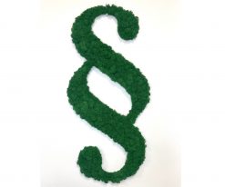 Náš machový obraz v tvare paragrafu nie je iba dekoráciou. Stáva sa symbolom, ktorý spája estetiku prírody s významom práva. Každý pohľad naň pripomína, že práve rovnováha medzi krásou a spravodlivosťou vytvára hodnotné prostredie, v ktorom sa pracuje s chuťou a inšpiráciou.