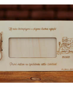 Naša drevená obálka „Milión“ predstavuje ideálny spôsob, ako darovať peniaze hravo, štýlovo a zároveň s osobným nádychom, ktorý poteší mladomanželov a spríjemní im ich výnimočný deň.