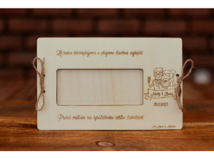 Naša drevená obálka „Milión“ predstavuje ideálny spôsob, ako darovať peniaze hravo, štýlovo a zároveň s osobným nádychom, ktorý poteší mladomanželov a spríjemní im ich výnimočný deň.