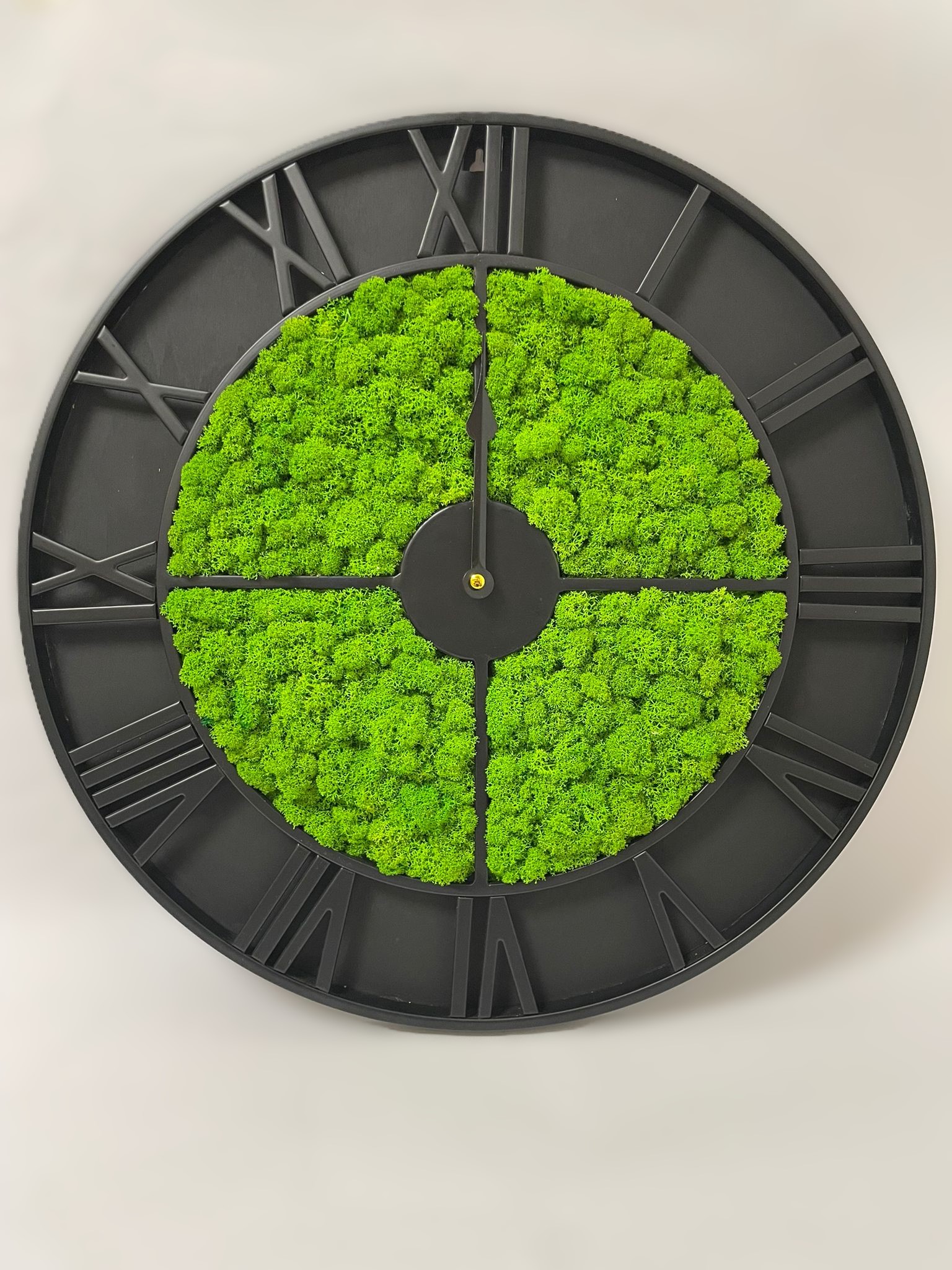 Machové hodiny 47cm ti prinášajú viac než len presný čas. Zároveň prepájajú moderný dizajn s prírodou, čím vytvárajú harmonickú atmosféru.