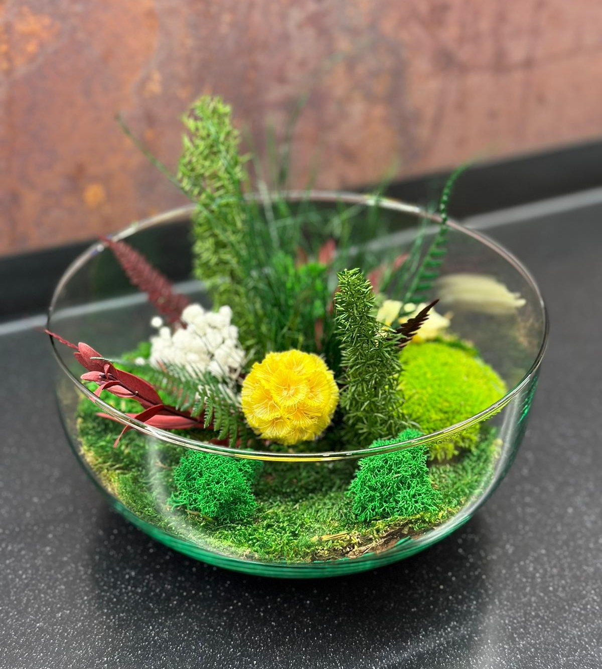 Terárium zo stabilizovaného machu a rastlín – Ball prináša do priestoru nielen vizuálnu krásu, ale aj pokoj, prírodnú harmóniu a výnimočnú atmosféru, ktorá nikdy nevybledne.