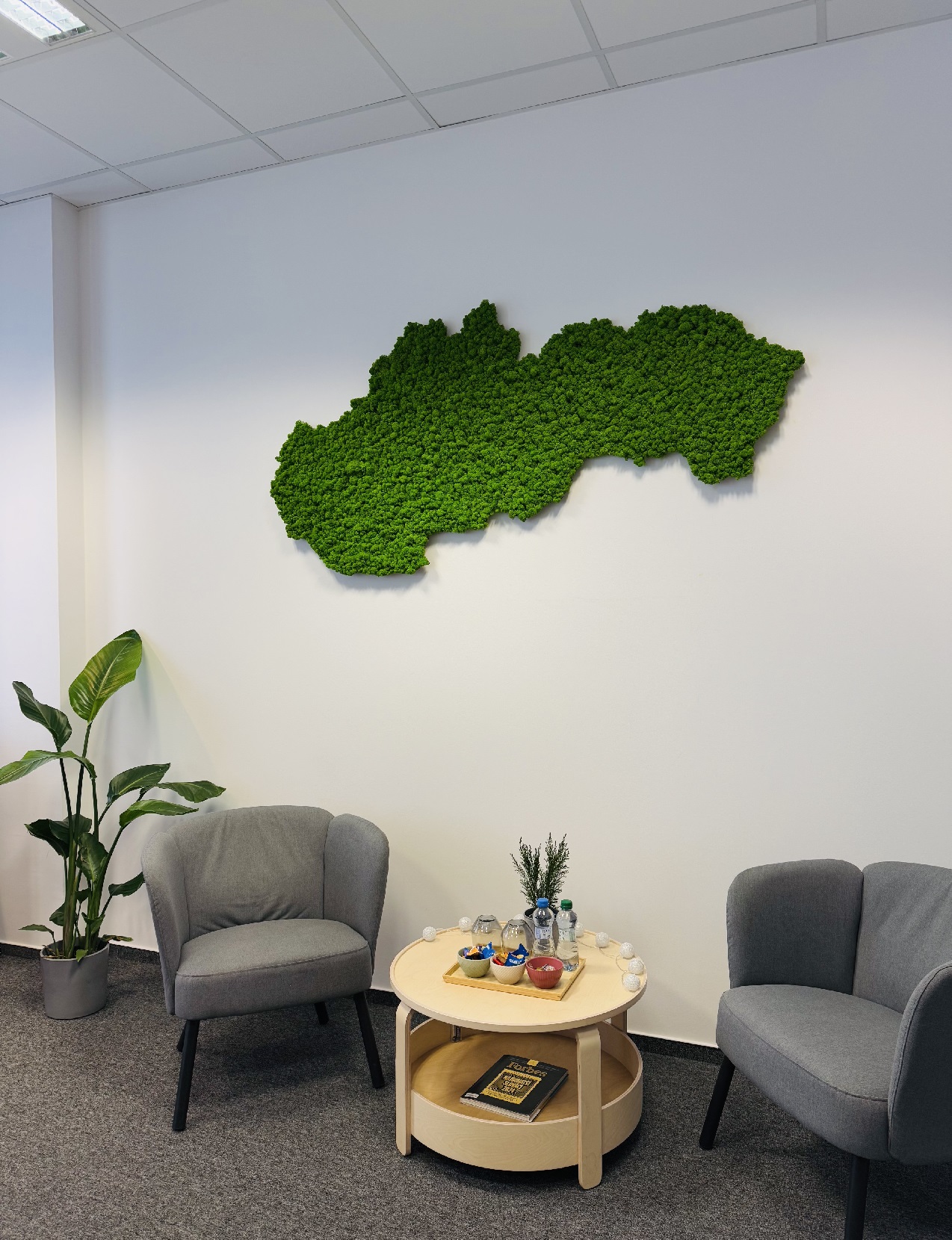 Machový obraz – mapa Slovenska prináša do priestoru nielen vizuálnu krásu, ale aj pokoj, prírodnú harmóniu a jedinečnú atmosféru, ktorá nikdy nevybledne.