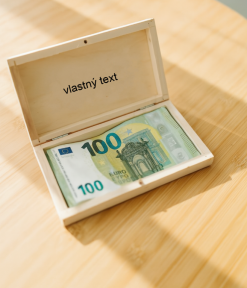 Drevená krabička na peniaze z borovicového dreva – elegantný a originálny spôsob, ako darovať finančný dar s vkusom a prírodným štýlom.