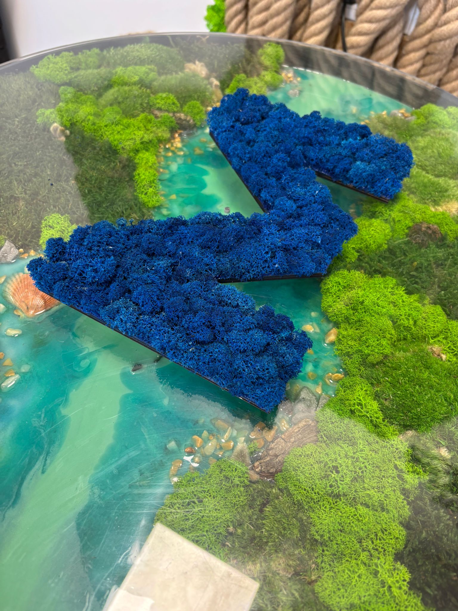 Machové písmená a čísla spájajú moderný dizajn, prírodný vzhľad a osobný význam. Každý kus vyrábame ručne z kvalitného fínskeho machu, ktorý si zachováva farbu a mäkkosť bez akejkoľvek starostlivosti. Písmená sú ideálne ako nápisy, logá, čísla domov či svadobné dekorácie. Vyrobíme ich presne podľa tvojich predstáv – tvar, veľkosť aj farbu prispôsobíme na mieru.