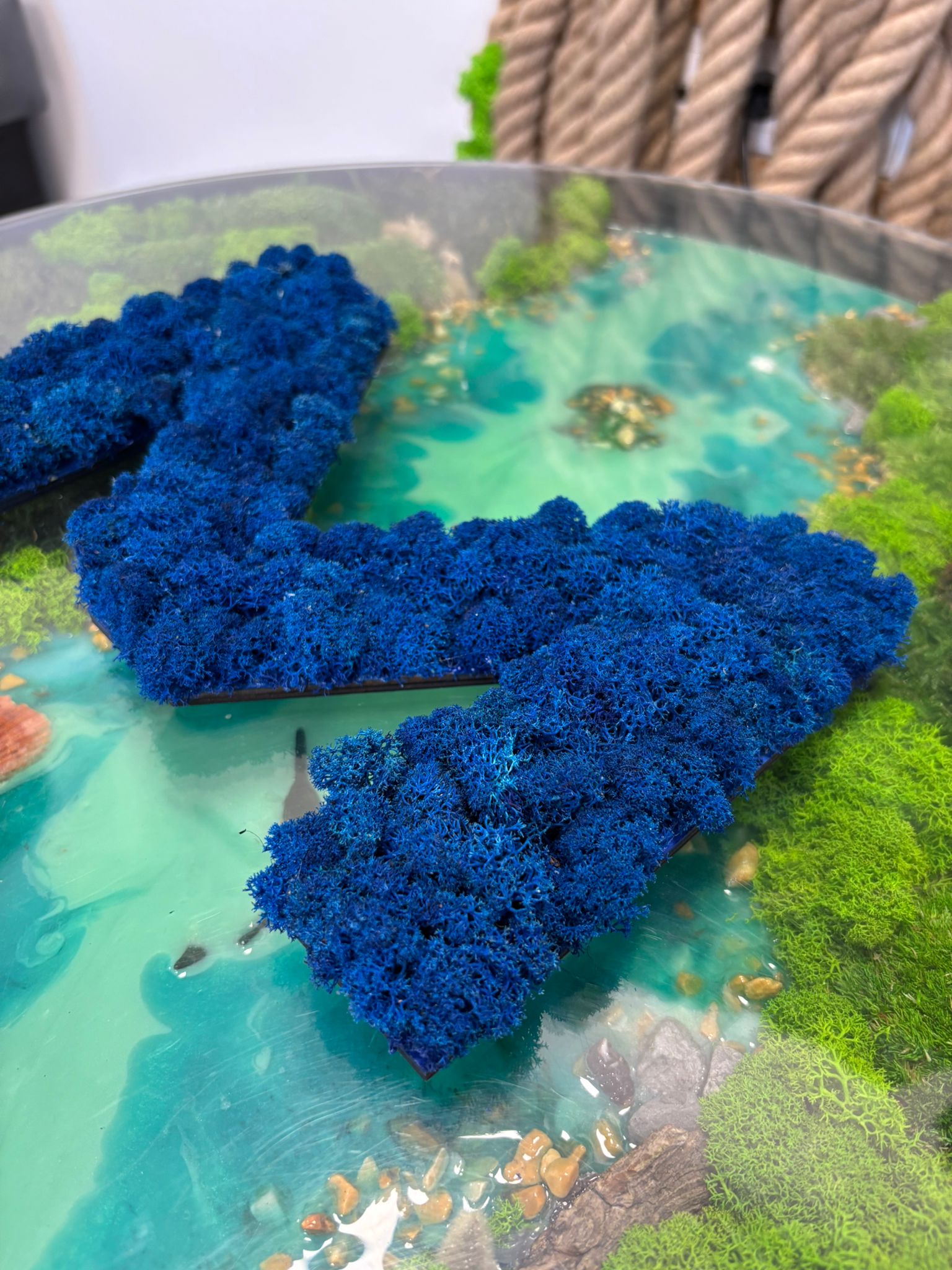 Machové písmená a čísla spájajú moderný dizajn, prírodný vzhľad a osobný význam. Každý kus vyrábame ručne z kvalitného fínskeho machu, ktorý si zachováva farbu a mäkkosť bez akejkoľvek starostlivosti. Písmená sú ideálne ako nápisy, logá, čísla domov či svadobné dekorácie. Vyrobíme ich presne podľa tvojich predstáv – tvar, veľkosť aj farbu prispôsobíme na mieru.